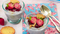 Porridge graines de chia aux fraises