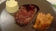 Filet mignon de black Angus Beef, chutney de coings et purée de céleri rave, sauce au vin rouge et sureau