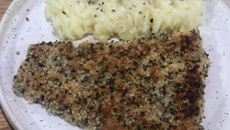 Purée maison, condiment au chanvre et poisson croustillant aux graines de chanvre