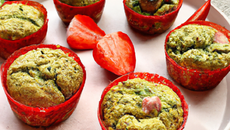 Muffins au thé matcha, aux fraises confites et à la noix de coco