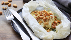 Papillotes de sole aux oignons et amandes