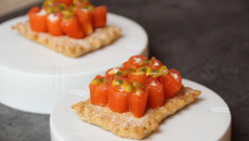 Crackers au Carré Frais et petit épeautre, roulé de saumon au Saint Agur et grenadille