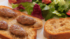 Tartines de boudin de Paris et salade croquante aux herbes