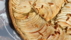 Tarte aux pommes à la compote de rhubarbe