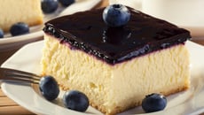 Cheese-cake au coulis de myrtilles fraîches et surgelées