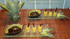 Sucettes d'ananas Victoria pochées à la vanille, chocolat chaud