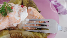Papillotes de saumon, sucrines braisées et crème aux baies roses