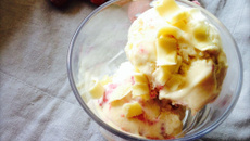 Glace au chocolat blanc, framboises et ses éclats de chocolats