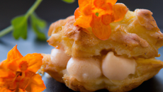 Fine de claire à la crème de choux fleur au parfum exotique et perles de truite