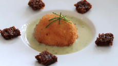 Œuf mollet frit à la crème de roquefort , croutons de rugbrod