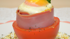 Tomate farcie au jambon et œuf cocotte