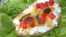 Tartine de chèvre frais et confiture courgettes-poivrons