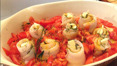 Filets de sabre roulés et leurs tomates cuits au four