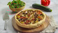 Tarte aux courgettes et poivrons roulés à la mozzarella