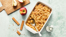 Crumble de pommes au caramel beurre salé et Gavottes