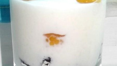 Verrine de fromage blanc à la violette et ses framboises jaunes