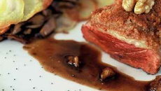 Magret en croûte de Noix du Périgord et cèpes poêlés en persillade
