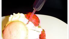 Macaron gourmand fraise, rhubarbe, hibiscus