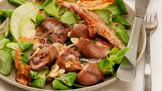 Salade de mâche au rognon de bœuf, lard grillé et lamelles de pomme