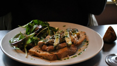 Toast printanier au ris de veau et mesclun