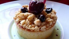 Baba griottes-pistache sous son crumble croustillant