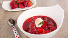 Soupe à la rhubarbe et fraises