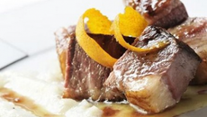 Canard laqué au caramel de fructose et confiture d'oranges de Séville, purée de navets