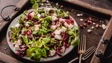 Salade de mâche, endive, feta et graines de grenade