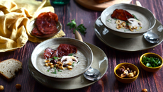 Velouté de champignons à la moutarde, bacon et noisettes