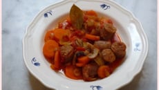 Cocotte de saucisses aux tomates