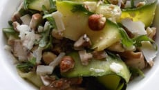 Tagliatelles de courgettes aux champignons, roquette, noisettes et parmesan
