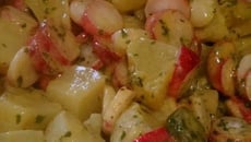 Salade de pomme de terre, radis, cornichon et vinaigrette citronnée