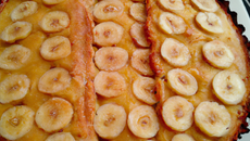 Charlotte à la banane et aux airelles