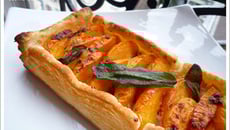 Tarte feuilletée aux abricots et beurre de sauge