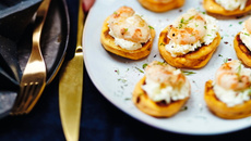 Mini-pancakes de patate douce, langoustine et crème fouettée à la cardamome