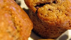 Muffins à la farine de châtaigne, au chocolat et à la fève tonka