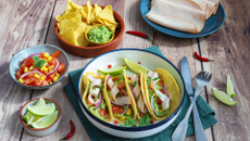 Tacos aux tranches de blanc de poulet, guacamole, tomates et maïs
