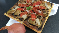 Tarte fine au confit d'oignons Roscoff et légumes du soleil