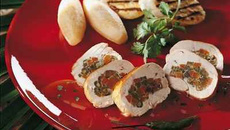 Fine volaille farcie à la brunoise de légumes, sauce au sésame