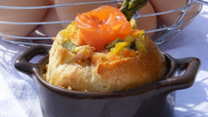 Cocottes briochées d'œufs brouillés aux asperges et truite fumée