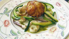 Le bonbon de brandade de morue, tagliatelles de courgettes, calamars et vinaigrette au piment d'Espelette