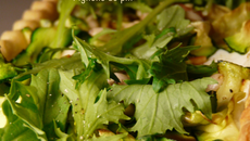 Tarte salée avec une pâte croustillante à la polenta