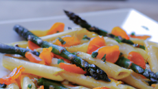 Penne à l'encre de seiche, asperges, saumon et safran