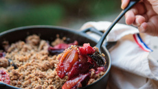 Crumble aux prunes, beurre noisette et épices