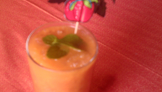 Gaspacho de tomates à la feta et au basilic