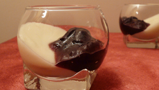 Panna cotta brebis et confiture de cerise noire