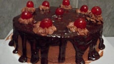 Génoise au chocolat avec crème et glaçage