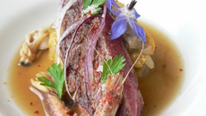 Cœur de filet de bœuf irlandais snacké, bouillon de palourdes, boulangère parmentière