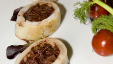 Terre et mer : calmars farcis au boudin noir.