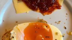 Œuf brouillé confiture et parmesan